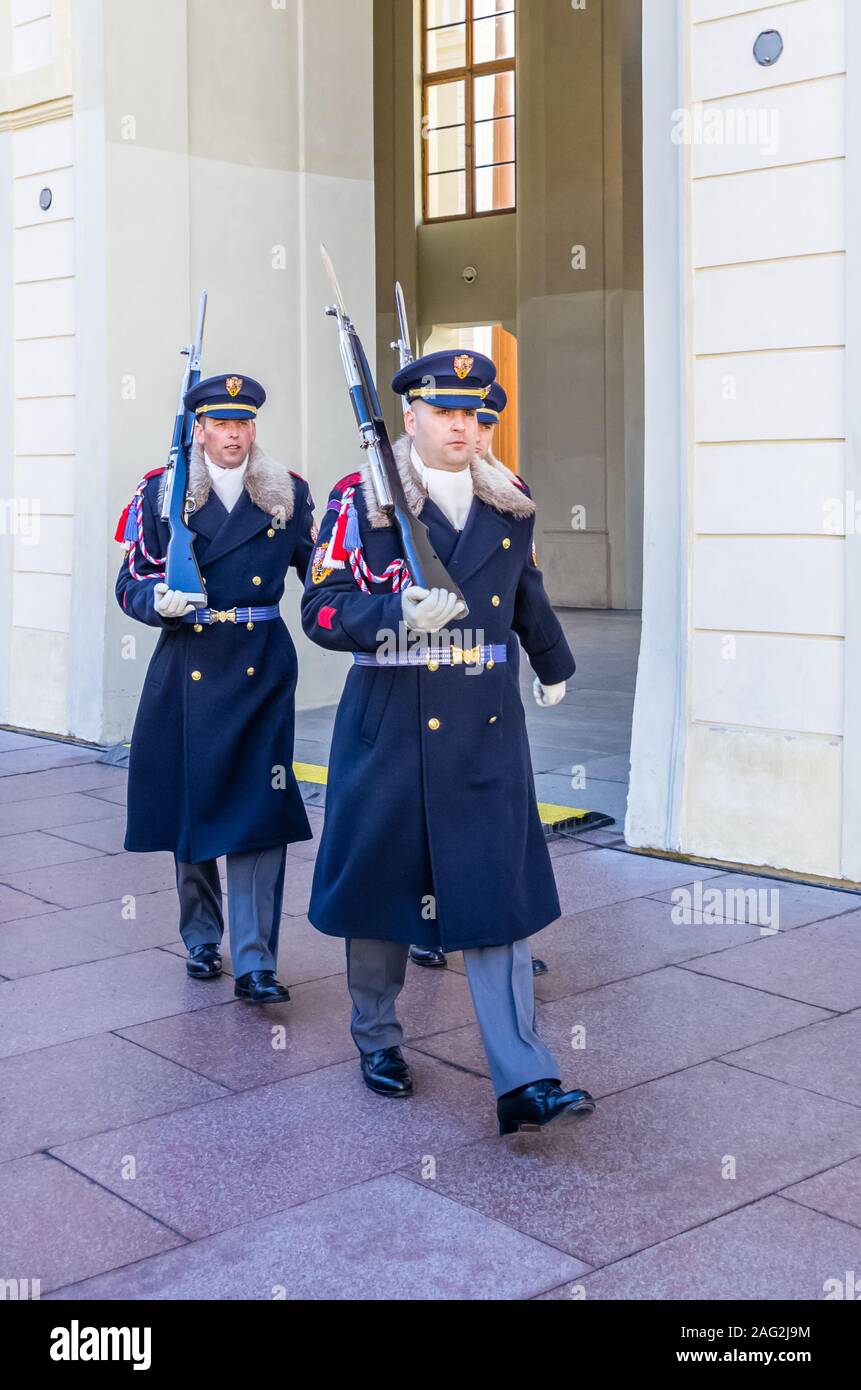 Prag, tschechische Republik - 15. Februar: Soldaten aus der Prager Burg Wächter März bis die Zeremonie der ändern Der ehrenwache am 15. Februar, 2. Stockfoto