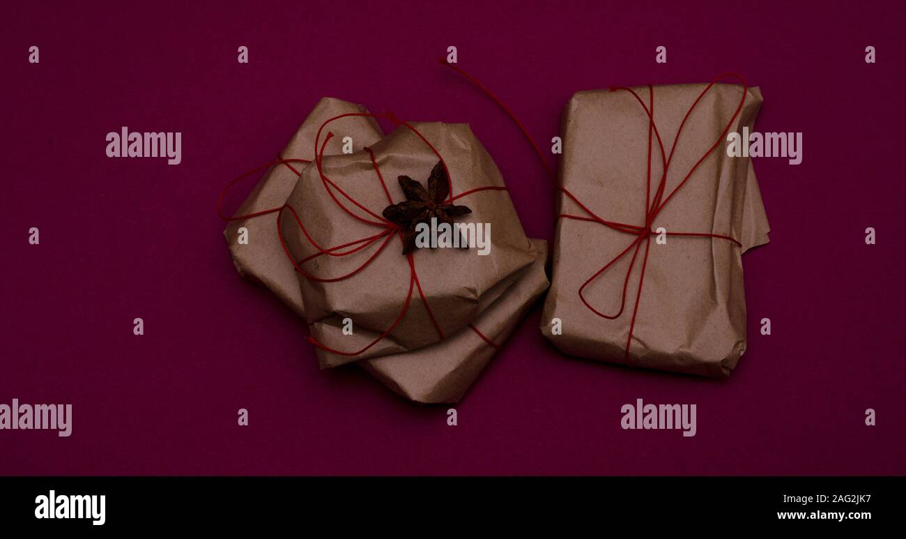 Elegante Jahrestag Geschenke mit roter Schleife auf farbigem Hintergrund gewickelt. Stockfoto