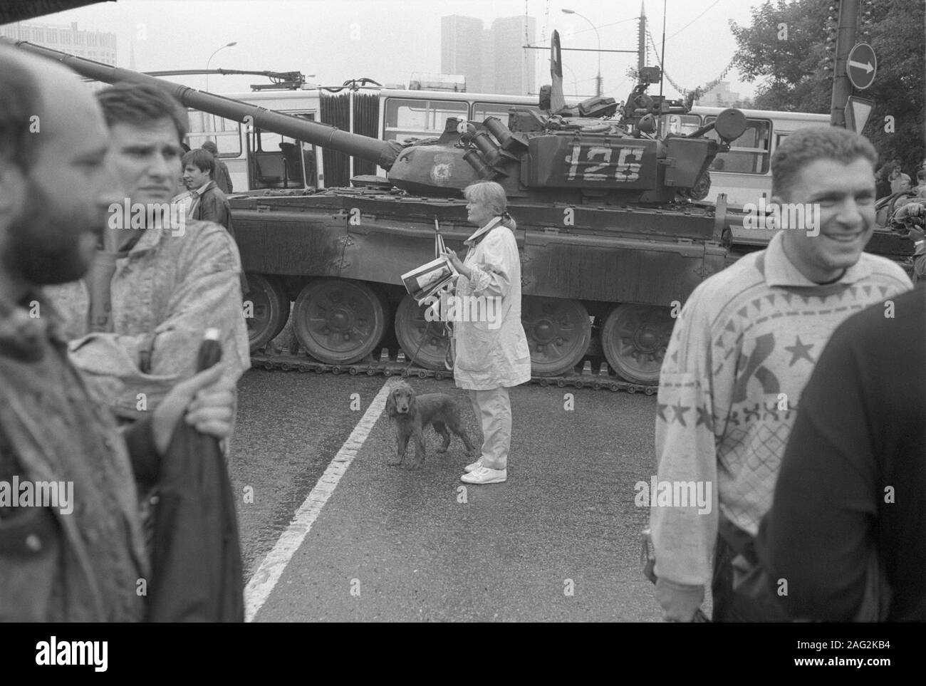 Moskau, UDSSR - 21. August 1991: Frau mit Hund stehen in der Nähe des Tanks. Mehrere Männer auf den Vordergrund Novoarbatskiy Brücke. Tage der Coup d'Etat. Stockfoto