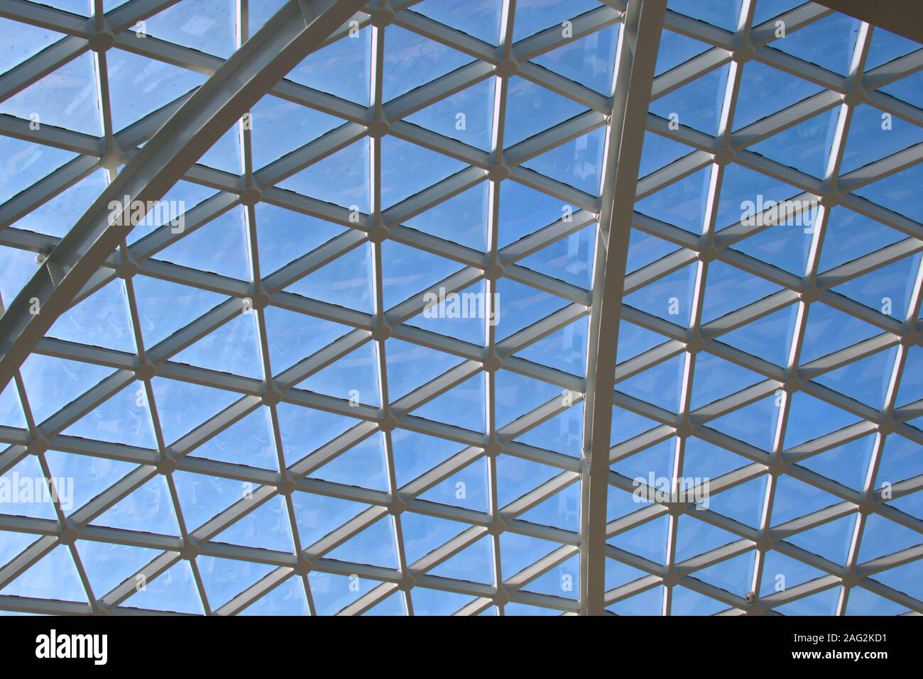 Großes, modernes Design Glas Oberlicht auf einem Flughafen. Die Balken Form dreieckige Muster. Stockfoto