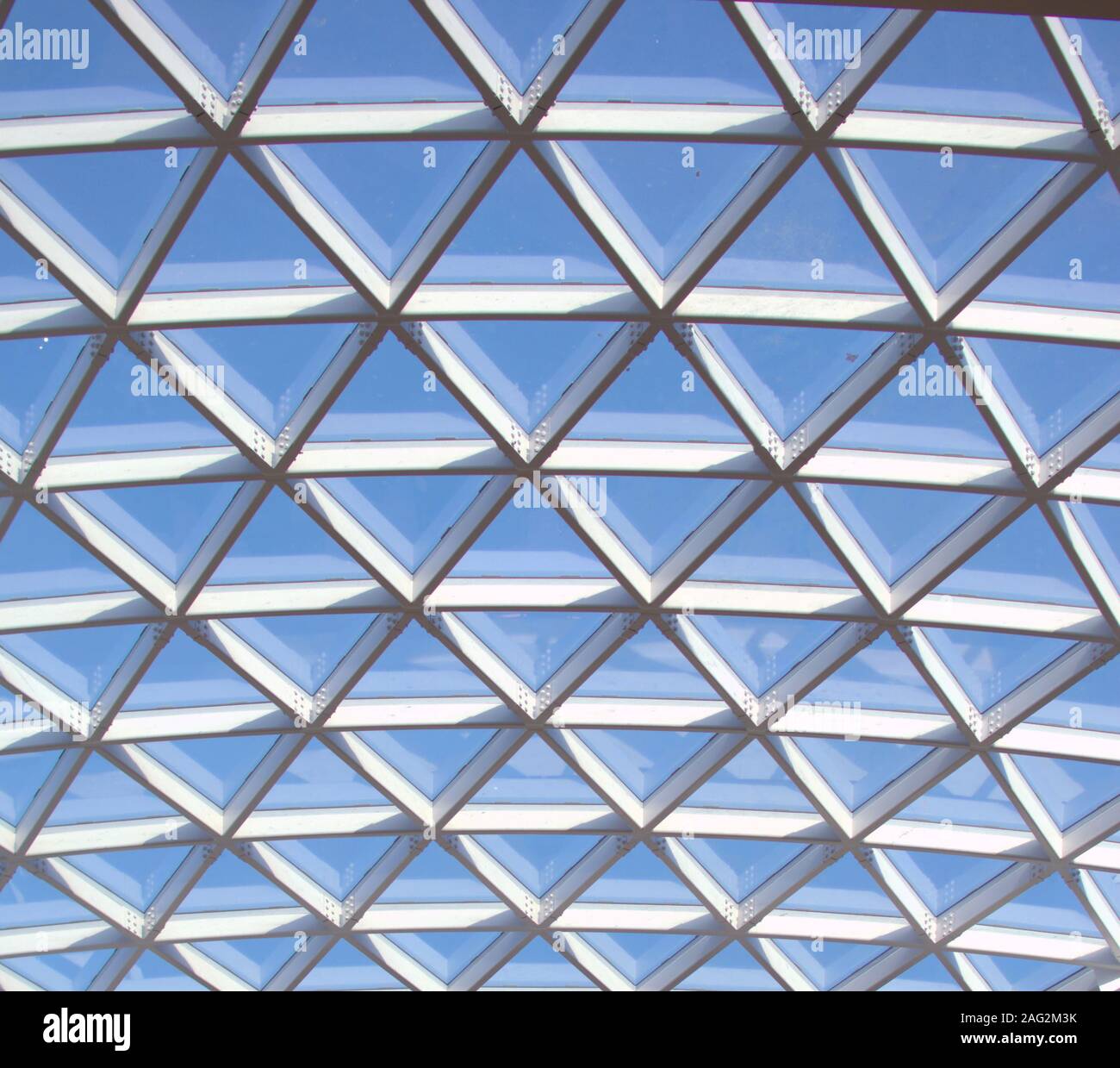 Großes, modernes Design Glas Oberlicht auf einem Flughafen. Die Balken Form dreieckige Muster. Stockfoto