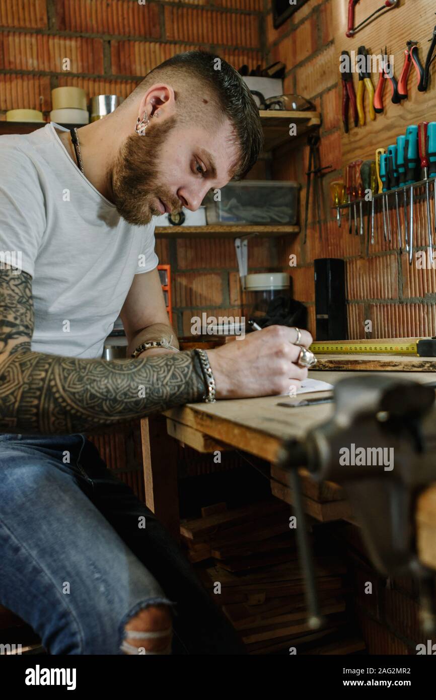 Handwerker, Künstler, ein neues Designer Holz- Produkt in seiner Werkstatt. Stockfoto