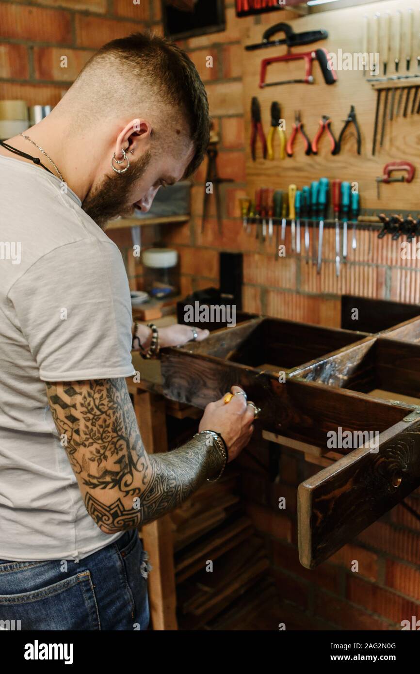 Handwerker Künstler Anwendung lack Lack auf Holz Möbel Handwerk workshop Stockfoto