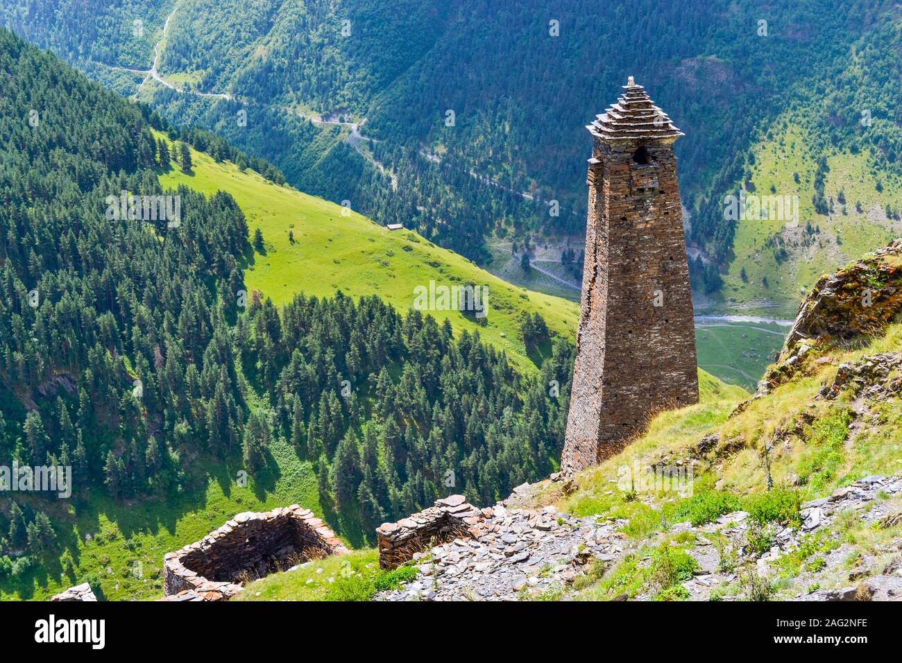Tuschen, Georgien: einem antiken Turm in einem alpinen Dorf Kvavlo mit einem atemberaubenden Blick auf Berge und Wälder. Stockfoto