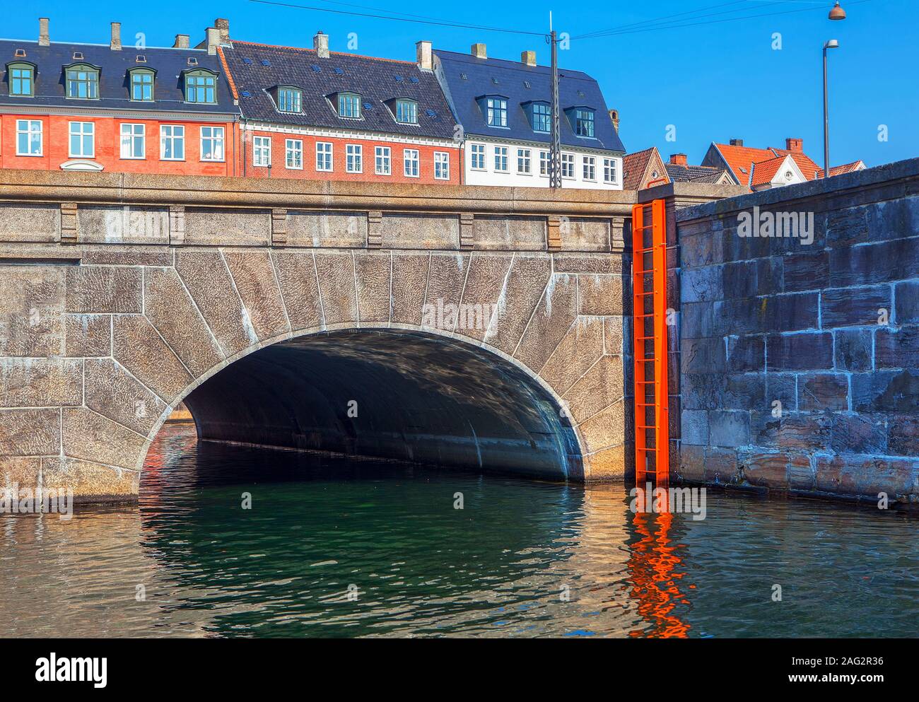 Kopenhagen Bootstour, Wasser Kanal mit niedrigen mittelalterliche Brücke Stockfoto
