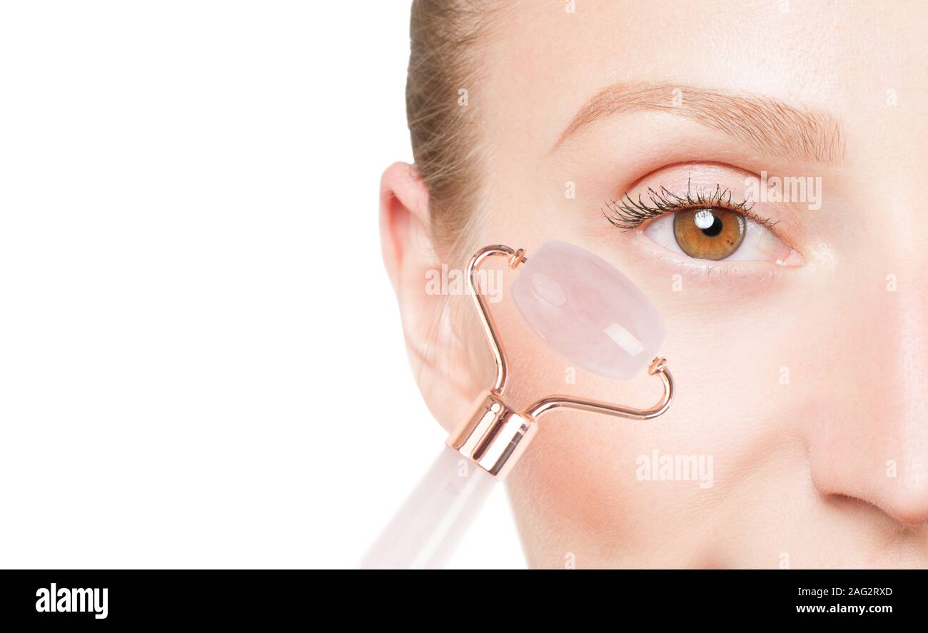 Schöne weibliche Auge. Anti-aging-Behandlung Falten unter den Augen mit Jade. Gesichtsmassage mit jaderoller. Stockfoto