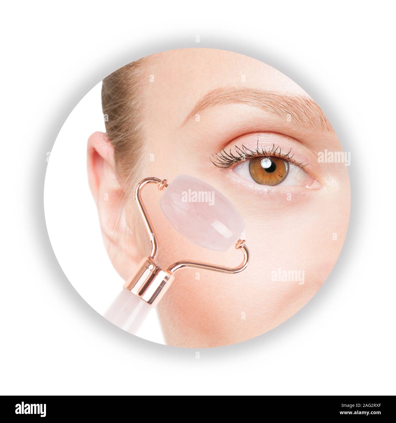Schöne weibliche Auge. Anti-aging-Behandlung Falten unter den Augen mit Jade. Gesichtsmassage mit jaderoller. Stockfoto