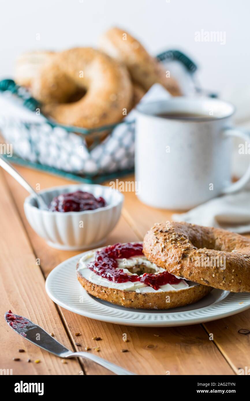 Bagel And Jam Stockfotos Und Bilder Kaufen Alamy
