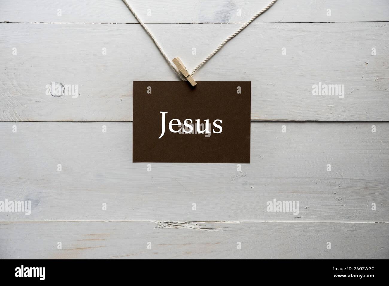 Nahaufnahme eines Gesings, das an einer Schnur mit befestigt ist Jesus schrieb darauf Stockfoto