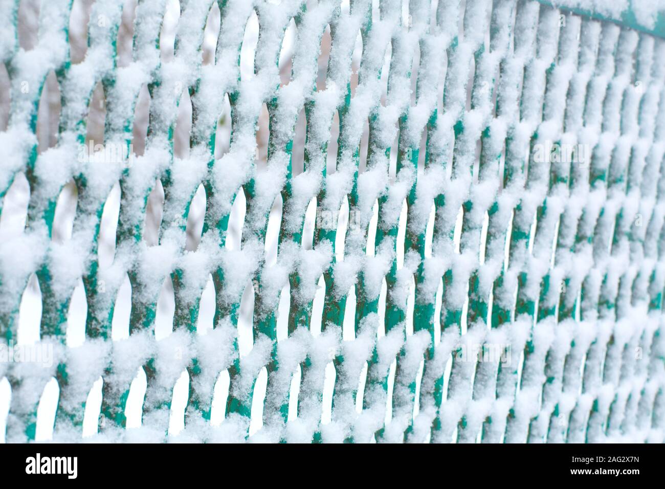 Gitter zaun Gitter durch Schnee zerdrückt Stockfoto