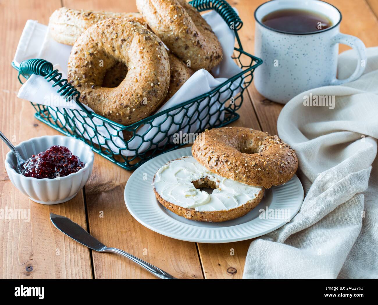 Ein multigrain Bagel mit Frischkäse. Stockfoto