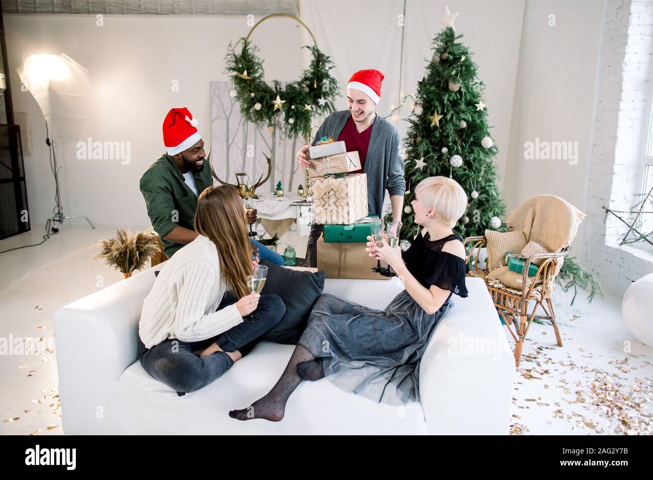Two Girls Sitting On A Sofa Stockfotos Und Bilder Kaufen Seite 2 Alamy