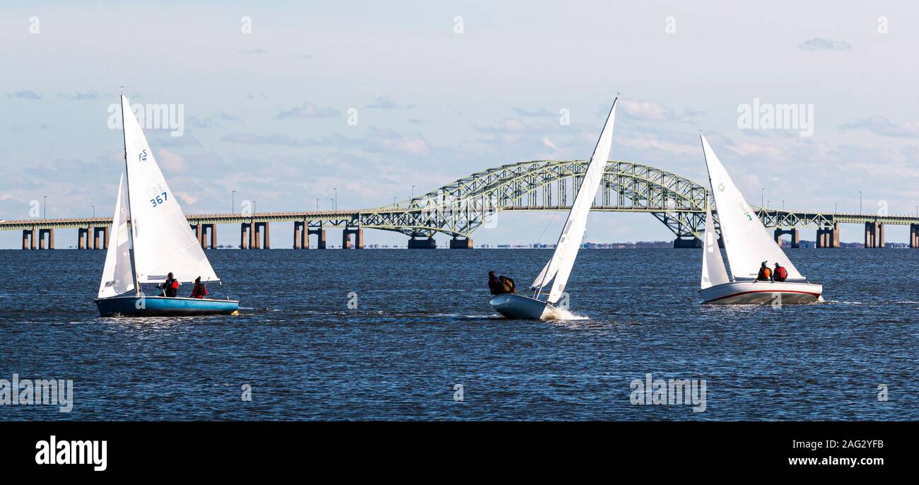 Babylon, New York, USA - 7. Dezember 2019: Drei zwei Person Segelboote Segeln in einem windigen dezember Regatta auf dem Wasser des Great South Bay mit der Stockfoto