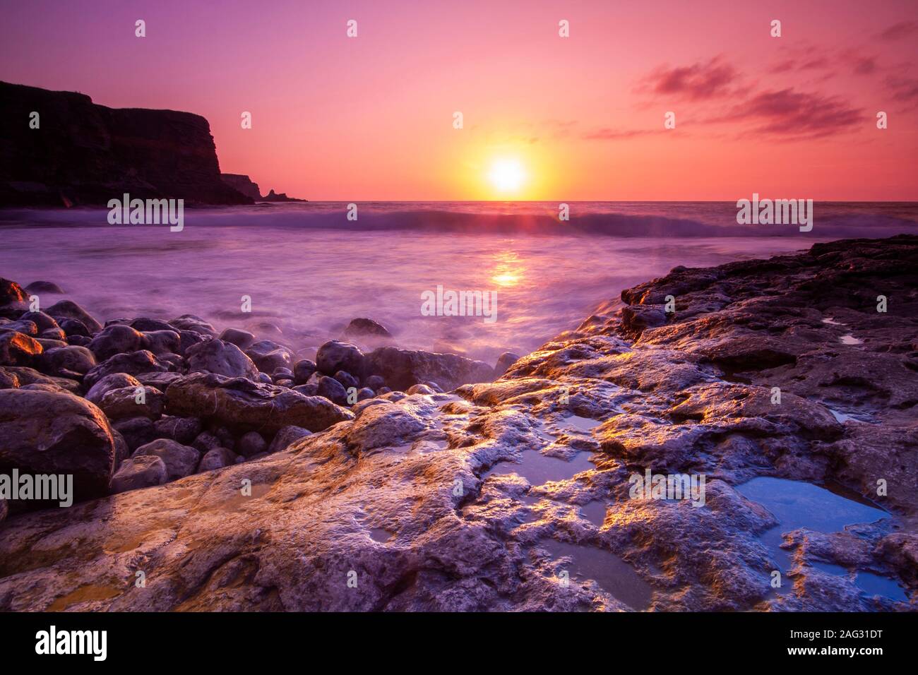 Violetter Sonnenuntergang. Schöner Blick auf die Küste Kantabriens. Nordspanien. Stockfoto