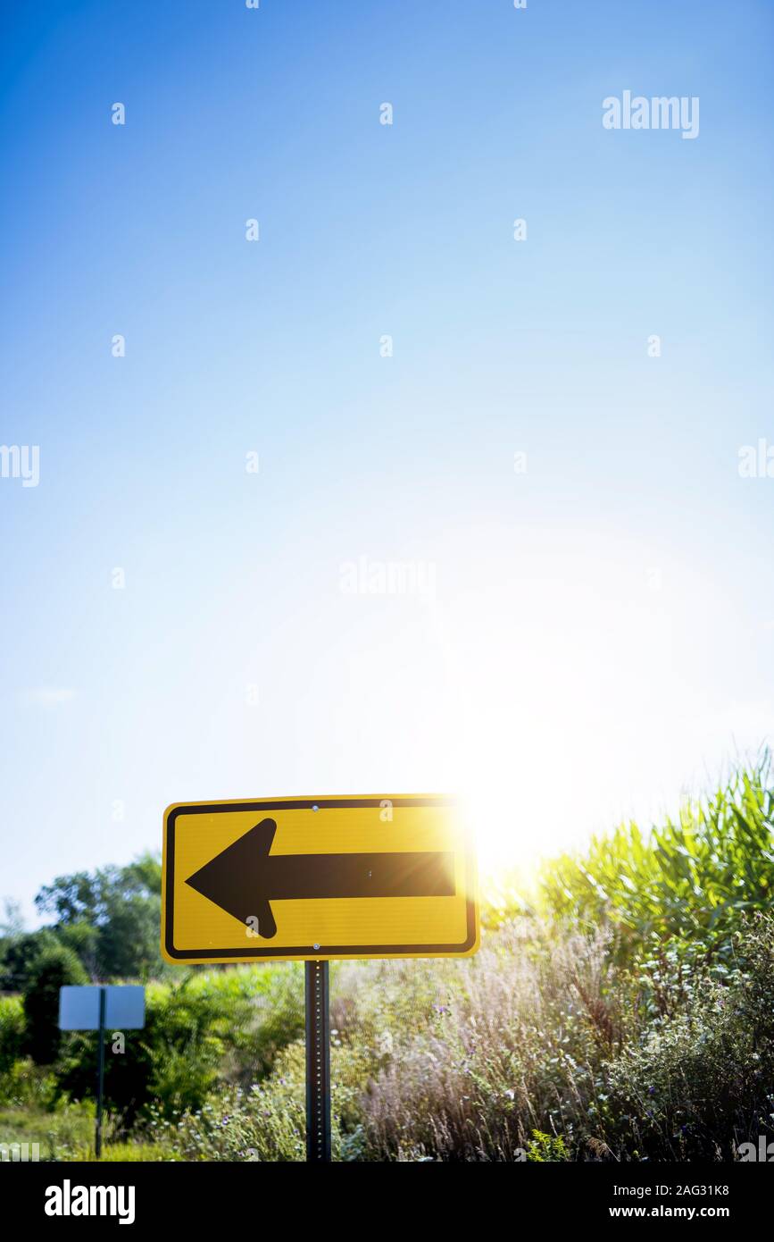 Vertikale Aufnahme eines nur links abbiegen Schild mit einem Blauer Himmel im Hintergrund Stockfoto