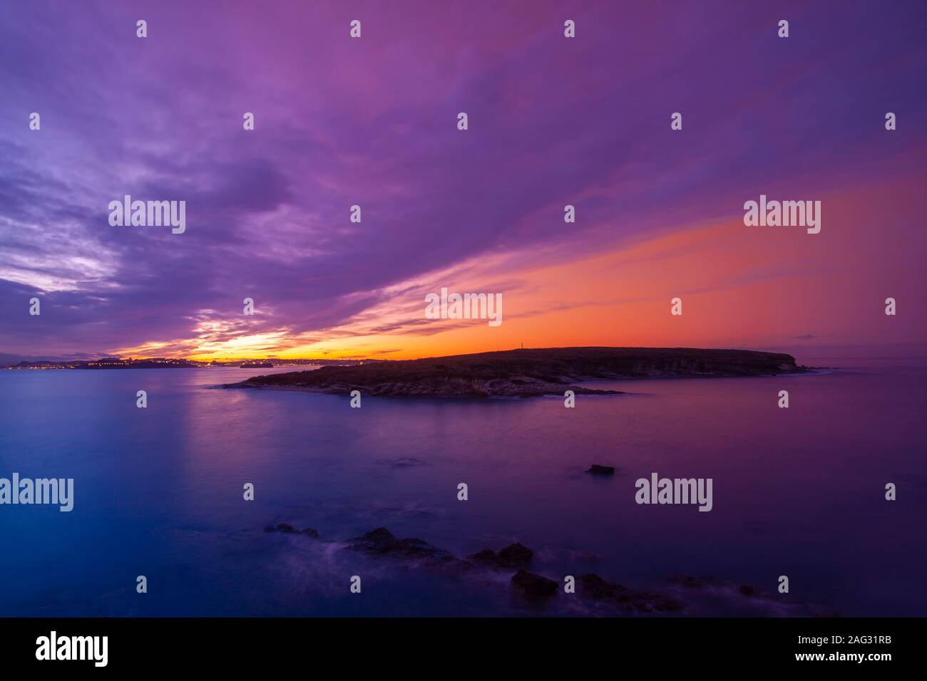 Violetter Sonnenuntergang. Schöner Blick auf die Küste Kantabriens. Nordspanien. Stockfoto