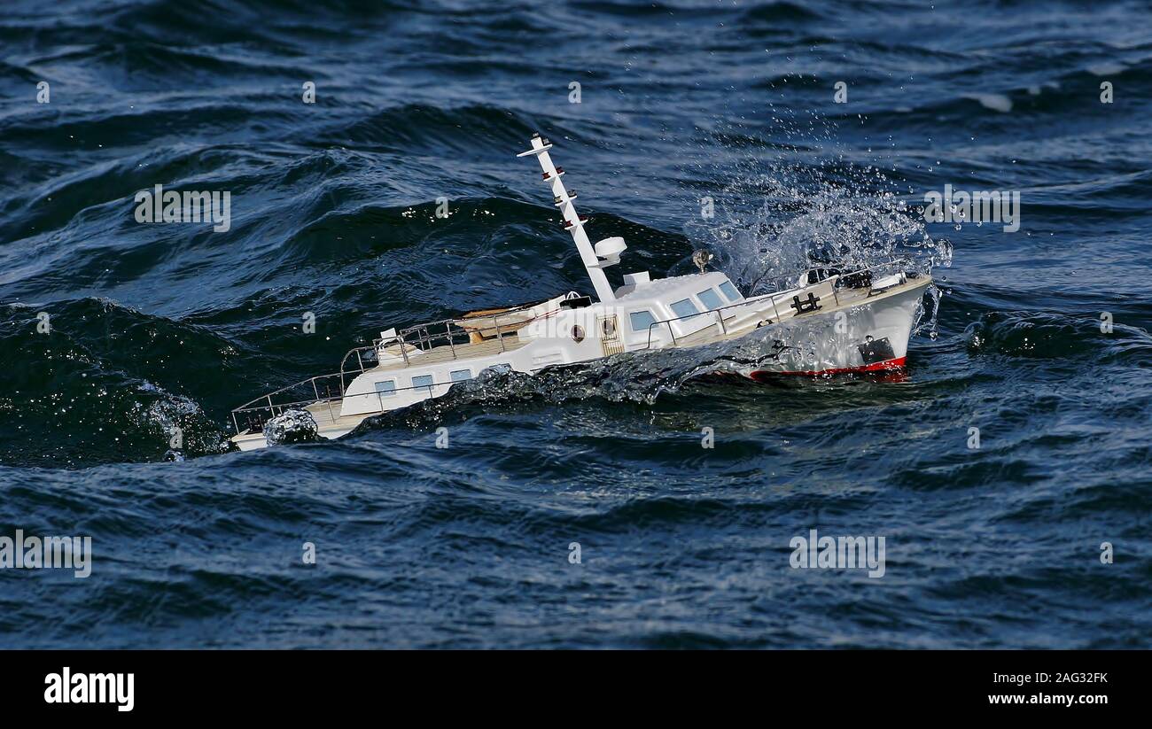 Ferngesteuertes Boot mit Wasser, das auf die Wellen trifft Stockfotografie  - Alamy