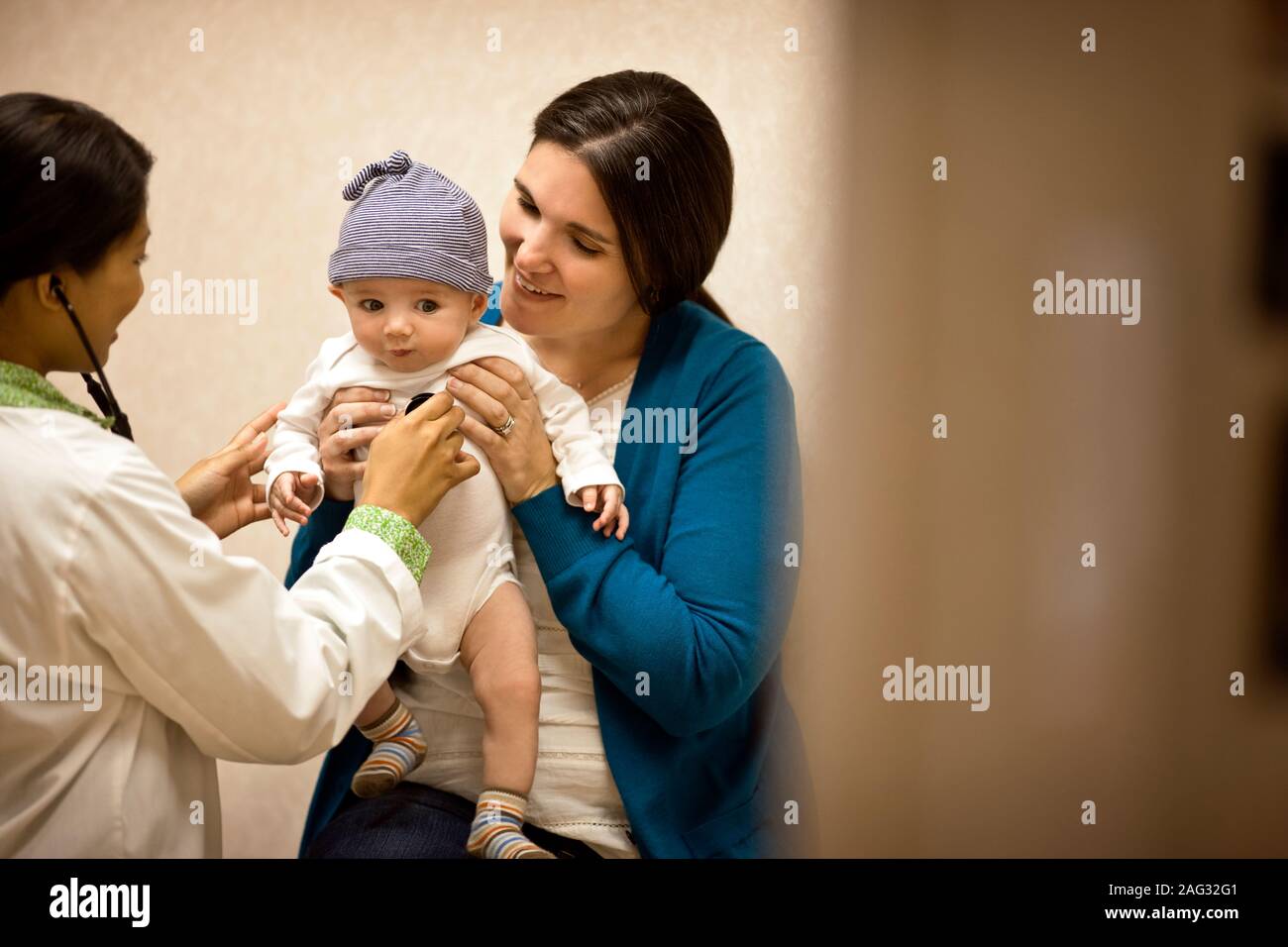 Arzt Hören des Baby Junge Brust mit Stethoskop. Stockfoto