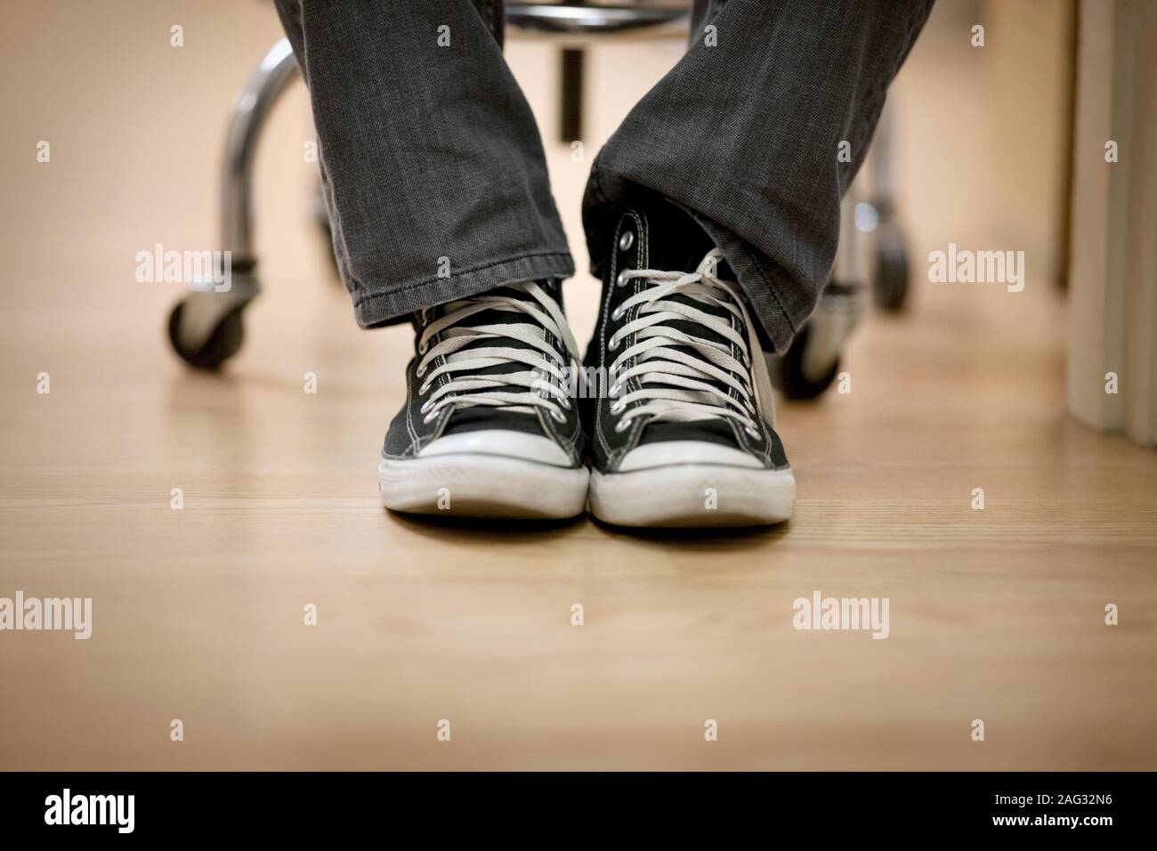 Nahaufnahme einer jungen Füße tragen converse Sneakers Stockfotografie -  Alamy