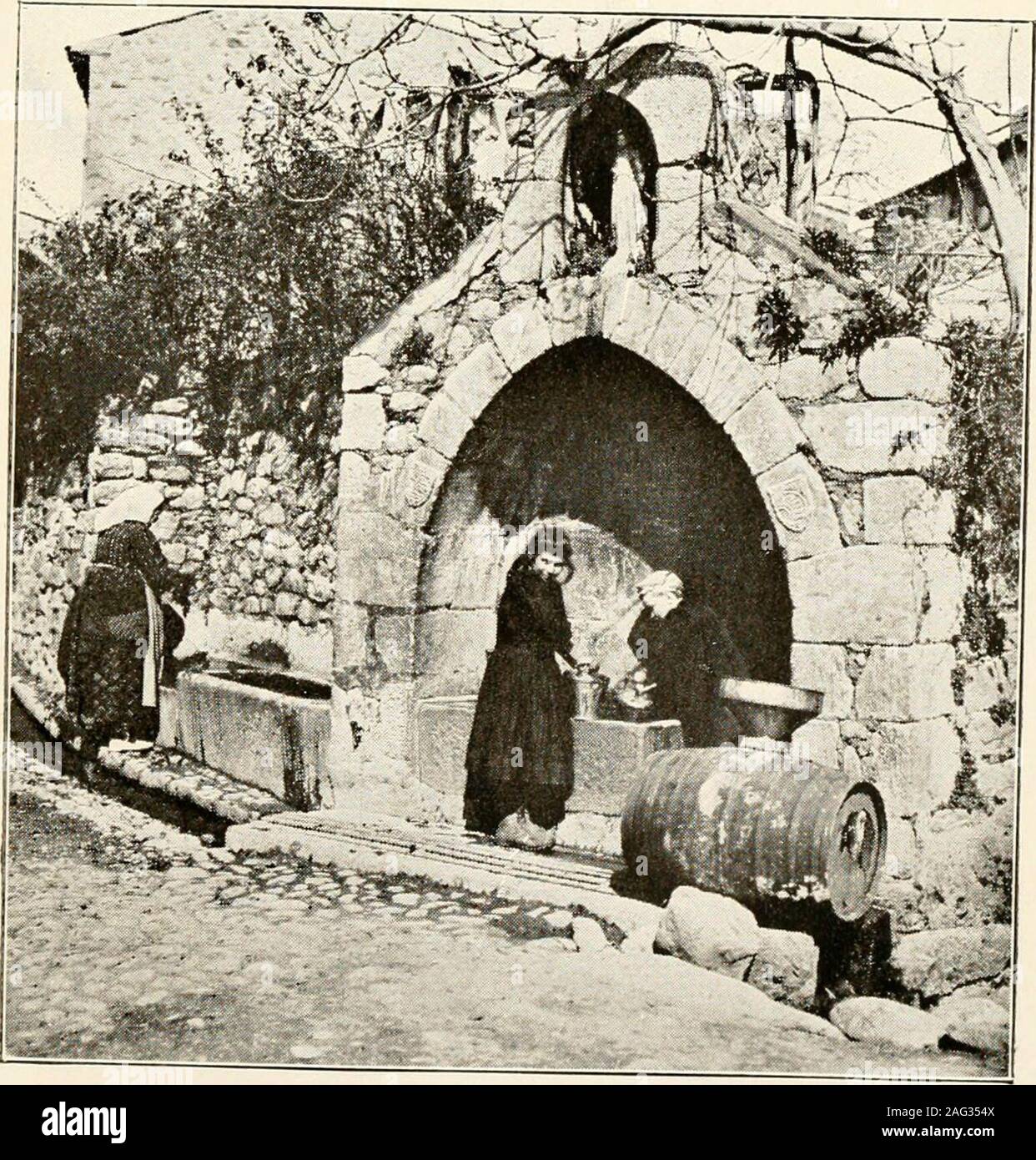 . Reisen in die Pyrenäen: Andorra und der Küste von Barcelona nach Carcassonne. Ein Picknick. Ein BRUNNEN DER MADONNA Seite ST gehen. MARTIN DU CANIGOU 91 Wenig durch wenig Diese wechselfälle waren zu überwinden, und somemeasure des Wohlstands zu St. Martin zurück. 1442 itsneighbor an Cuxa, einmal mehr in Ungnade gefallen, unter seiner Gerichtsbarkeit wasplaced, und 1465 wertvolle privilegeswere ihrer Befugnisse nach Louis XL, König von Frankreich, dieneue Meister des Roussillon. Alle diese Umstände tendedgreatly zur Verbesserung ihrer Vermögen, und für drei Viertel eines Jahrhunderts es h Stockfoto