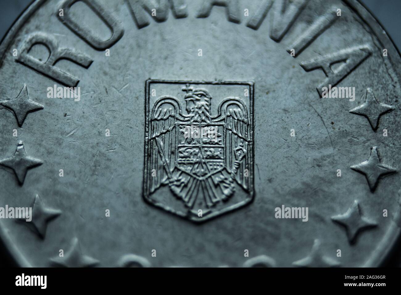 Nahaufnahme einer rumänischen Silbermünze mit einem National Wappen in der Mitte Stockfoto
