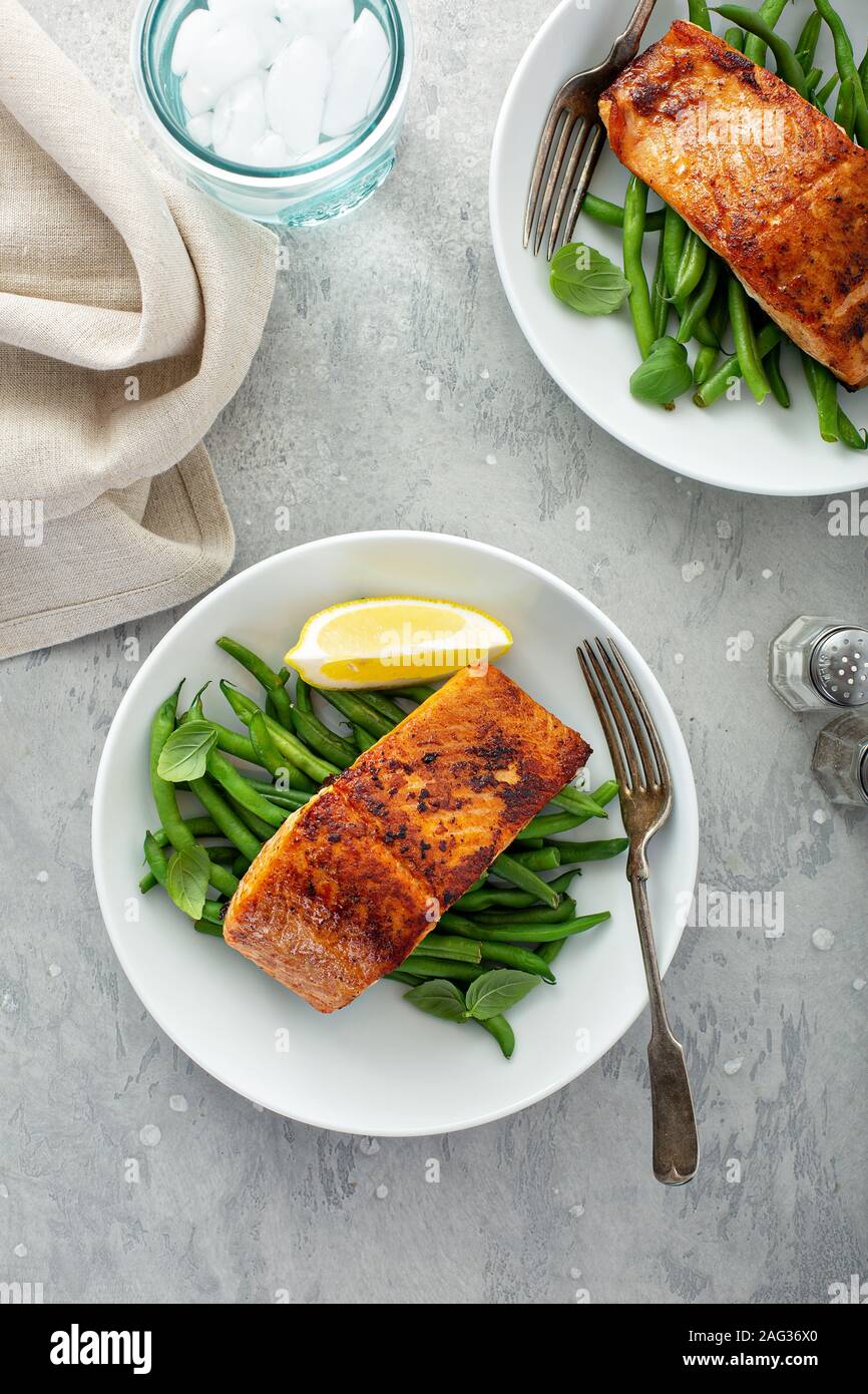 Gegrillter Lachs mit grünen Bohnen serviert. Stockfoto