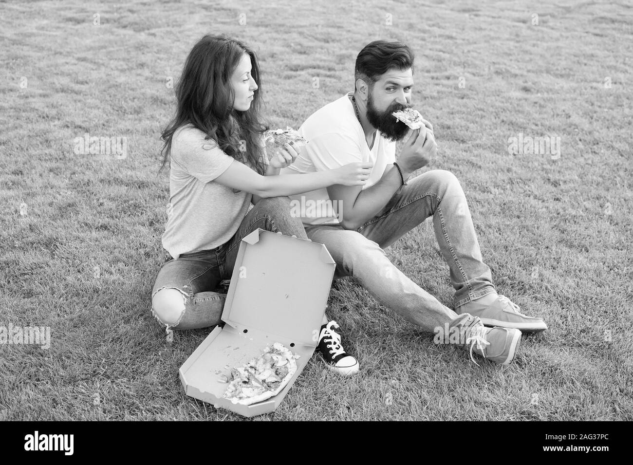 Dies ist meine Scheibe. Sommer Picknick auf dem grünen Rasen. glückliches Paar essen Pizza. Familie Wochenende. verliebtes Paar dating. Fast food. bärtiger Mann Hipster und adorable Girl essen Pizza. Stockfoto