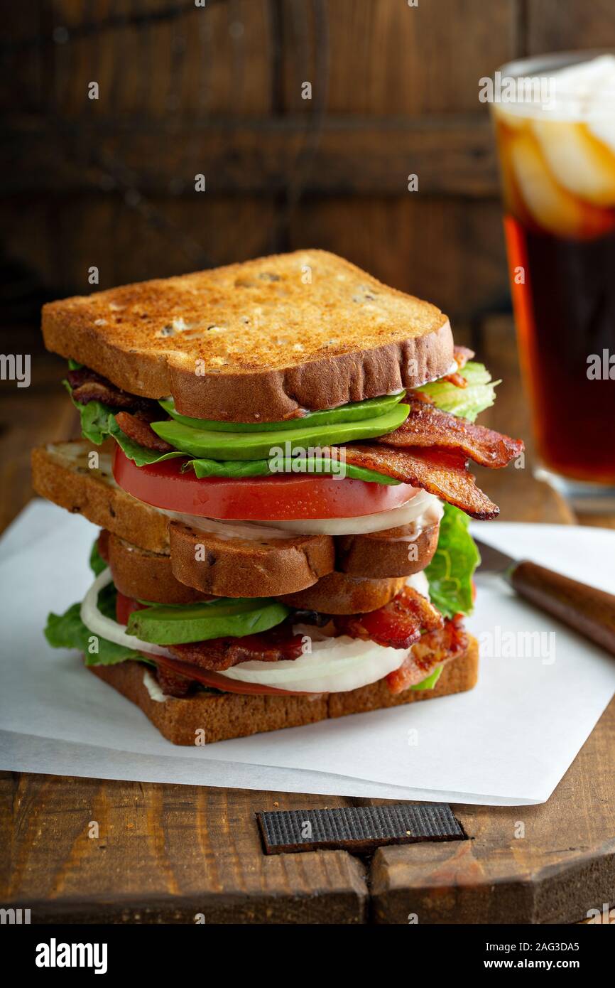 Avocado BLT-Sandwiches auf Holz- Oberfläche Stockfoto