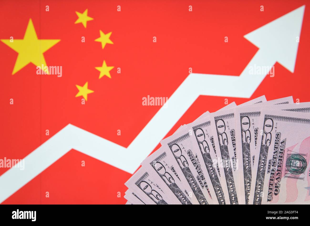 Flagge von China mit einem nach oben zeigenden Pfeil auf einem Hintergrund und Dollarscheine. Konzept Foto für Wirtschaftswachstum in China. Stockfoto