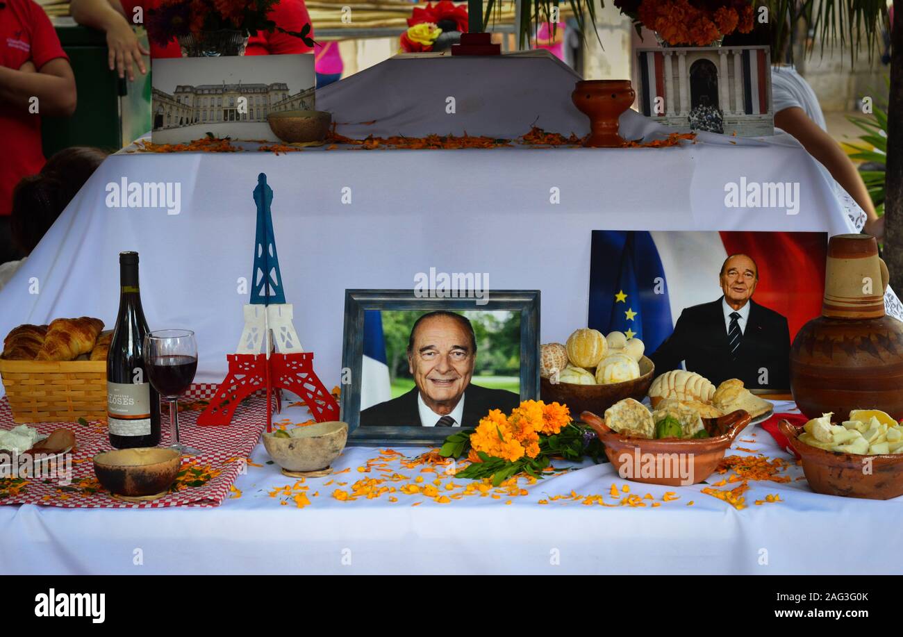 Tag der Toten Altar zu Ehren von Jacques Chirac im Namen der Alliance Francaise in Merida, Mexiko. Stockfoto
