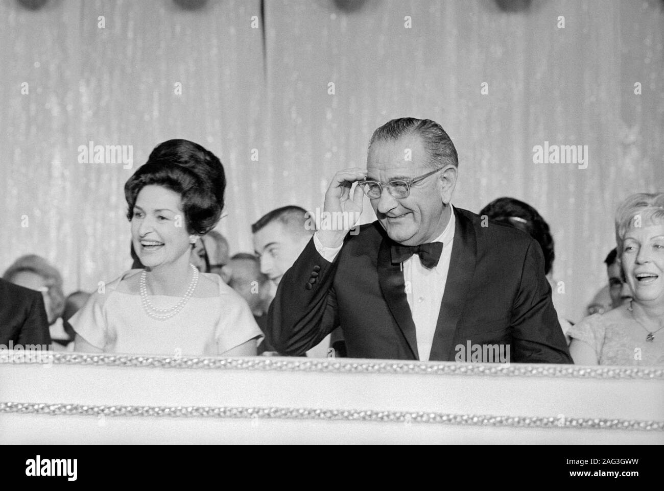 Us-Präsident Lyndon Johnson und First Lady Claudia 'Lady Bird Johnson, Eröffnungs-Kugel, Sheraton Park Hotel, Washington, D.C., USA, Foto: Marion S. Trikosko, 20. Januar 1965 Stockfoto