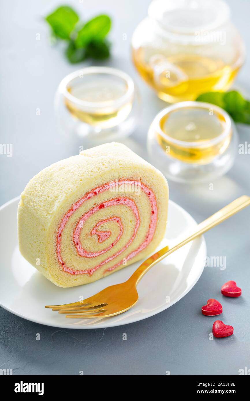 Kuchen Rolle mit rosa Füllung Stockfoto