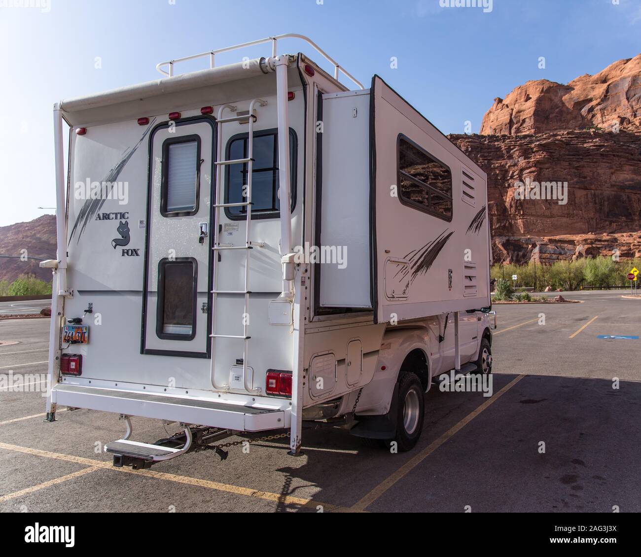 Arctic fox Truck Camper auf einem 1999 4WD Ford F-350 Diesel Lkw. Stockfoto