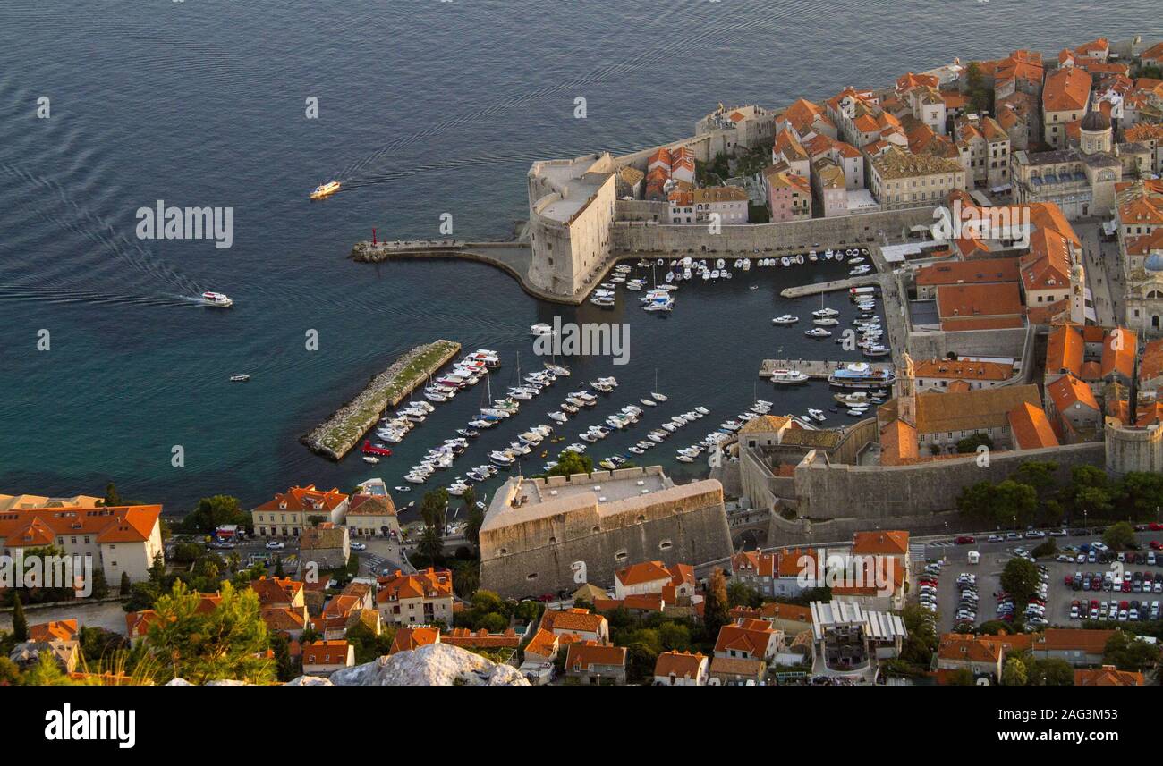 Luftaufnahme des Berges Srđ in Dalmatien, Kroatien mit seinen niedlichen orangefarbenen Häusern und belebten Straßen Stockfoto