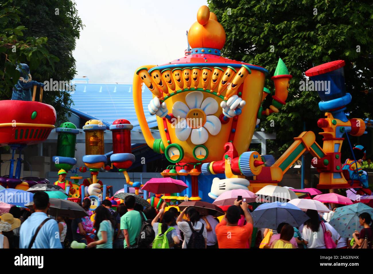 Farbenfrohe Parade im Disneyland von Hongkong Stockfoto