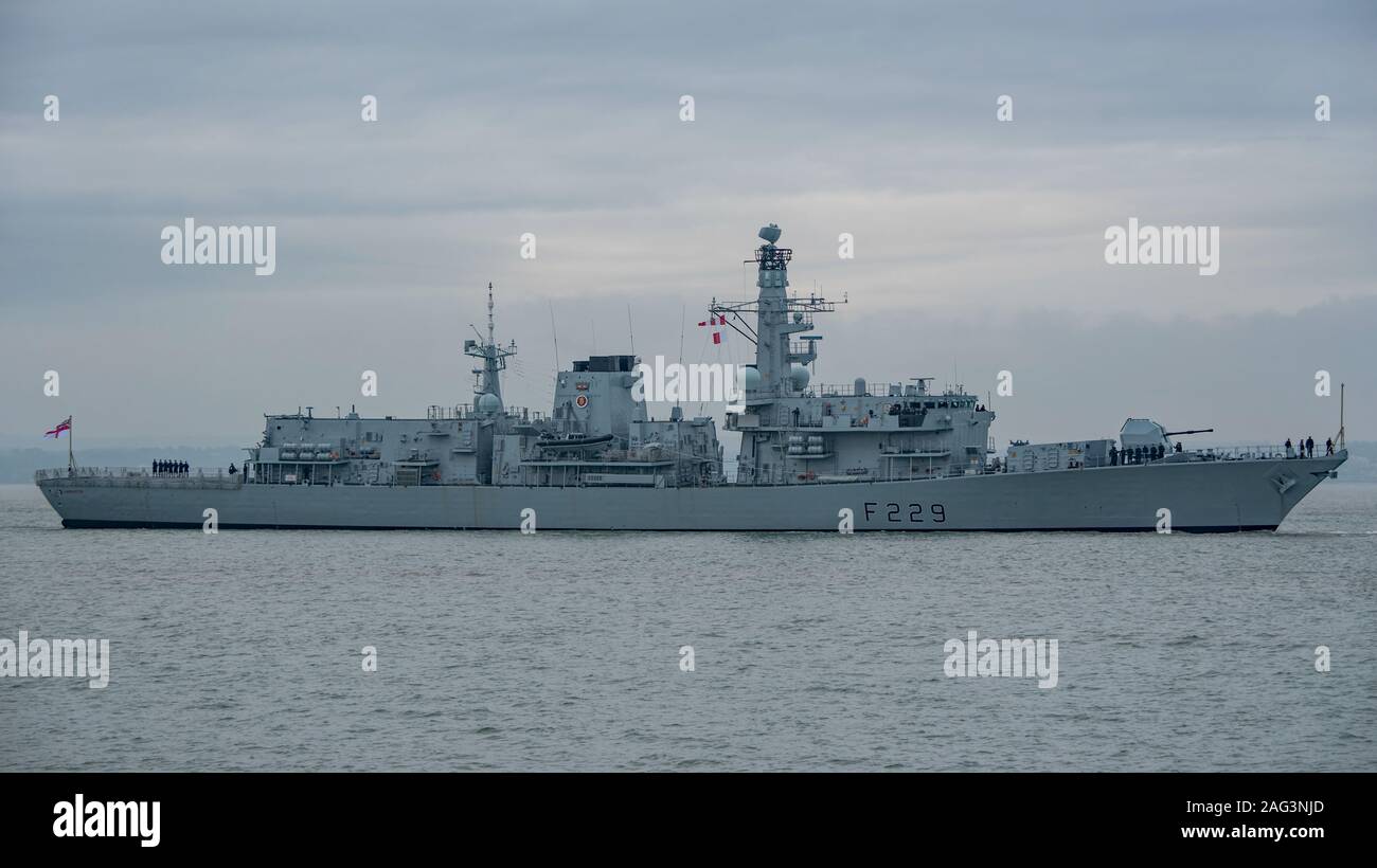 Die Royal Navy Typ 23 Fregatte HMS Lancaster (F 229) kehrte nach Portsmouth Naval Base, UK am 17/12/19 nach Abschluss eines Life Extension einbauen, in Devonport Naval Base durchgeführt. Stockfoto