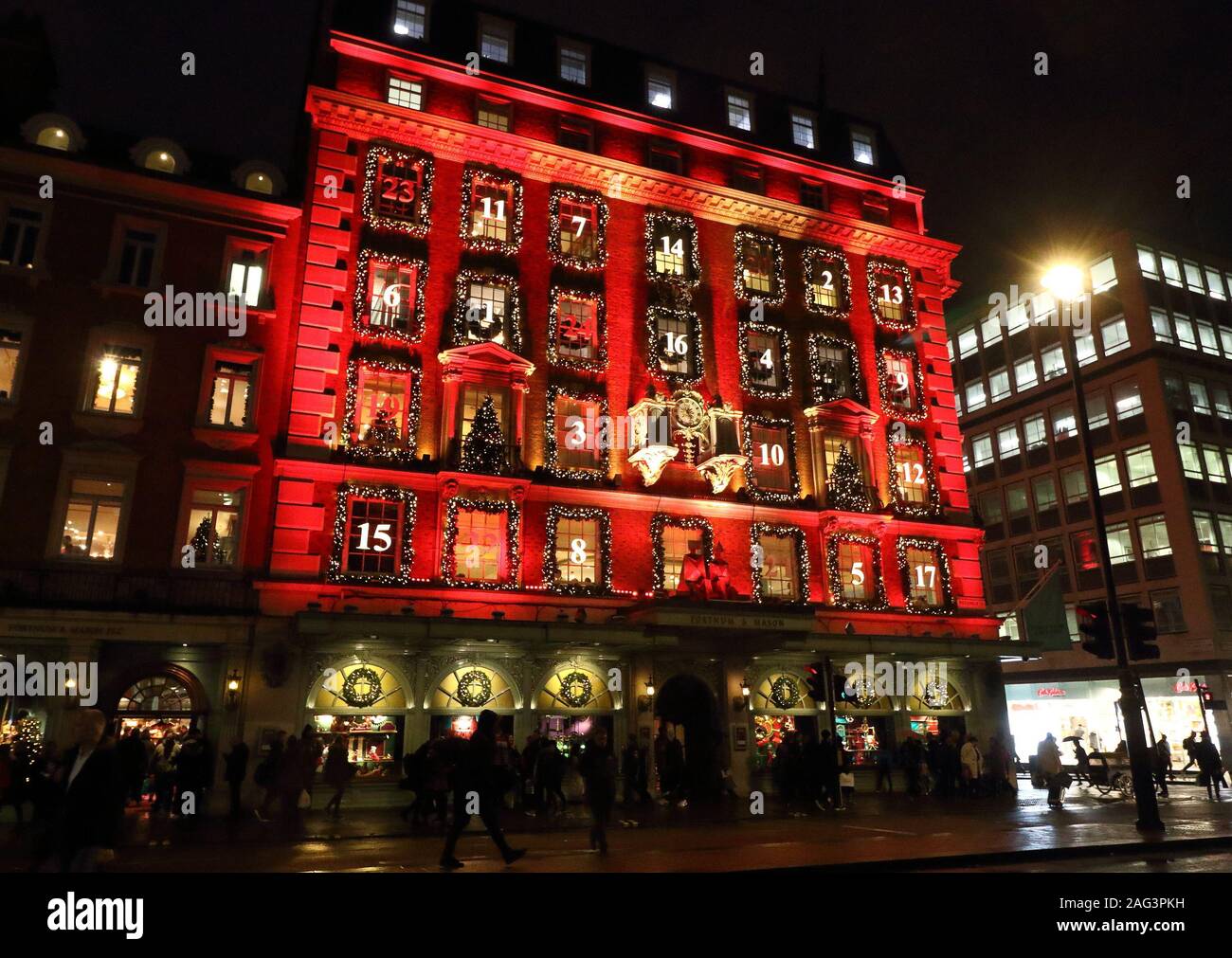 London, Großbritannien. 17 Dez, 2019. Luxushotels in Londoner Kaufhaus Fortnum & Mason in Piccadilly hat sich in einen riesigen Adventskalender verwandelt dieses Weihnachten. Die kultigen Fassade ist in Rot mit seinen Fenstern gestaltet und so, wie eine traditionelle Adventskalender nummeriert gebadet. Seine" zeigt, sind auch einige der besten in der Hauptstadt für die festliche Jahreszeit. Credit: Keith Mayhew/SOPA Images/ZUMA Draht/Alamy leben Nachrichten Stockfoto