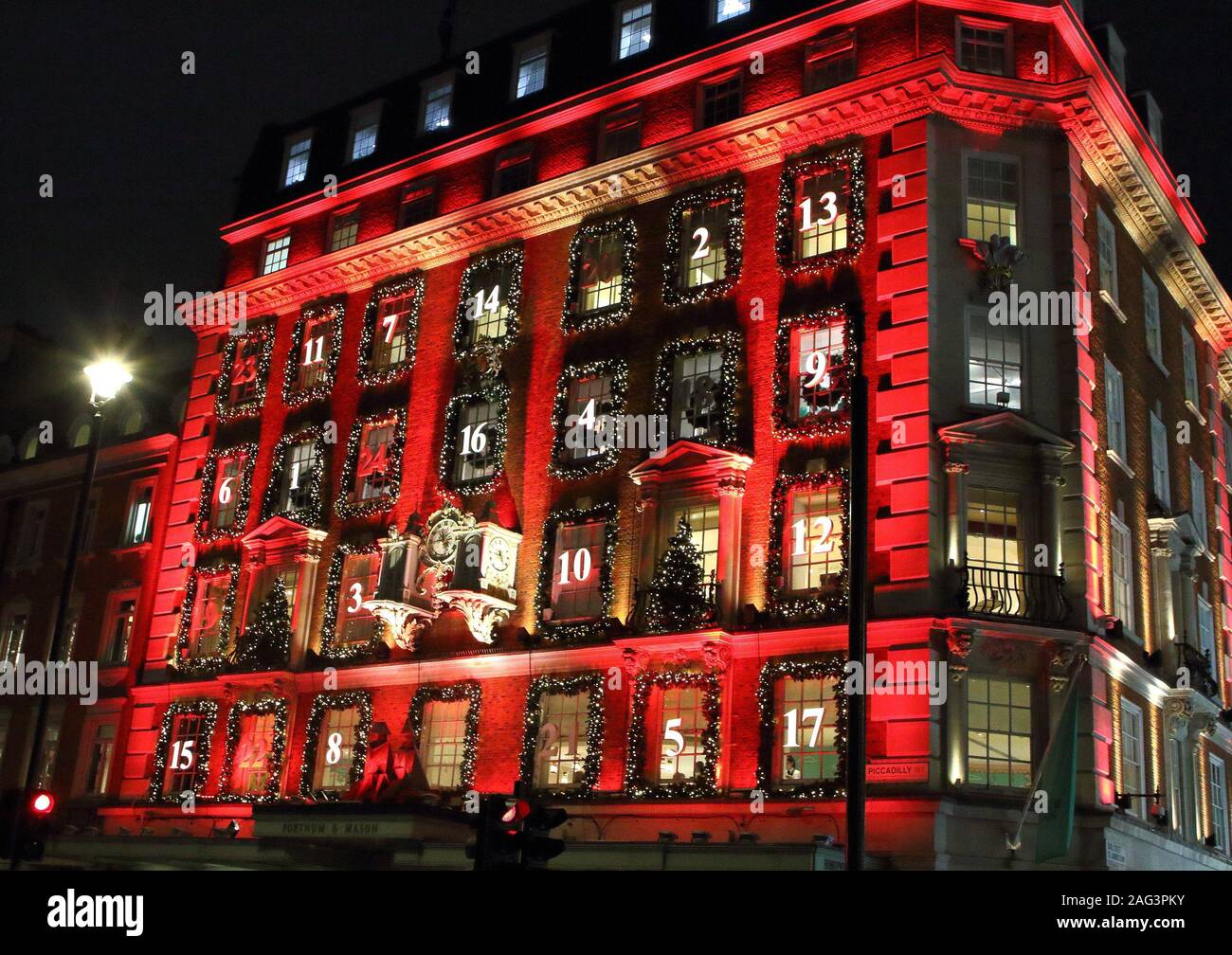 London, Großbritannien. 17 Dez, 2019. Luxushotels in Londoner Kaufhaus Fortnum & Mason in Piccadilly hat sich in einen riesigen Adventskalender verwandelt dieses Weihnachten. Die kultigen Fassade ist in Rot mit seinen Fenstern gestaltet und so, wie eine traditionelle Adventskalender nummeriert gebadet. Seine" zeigt, sind auch einige der besten in der Hauptstadt für die festliche Jahreszeit. Credit: Keith Mayhew/SOPA Images/ZUMA Draht/Alamy leben Nachrichten Stockfoto