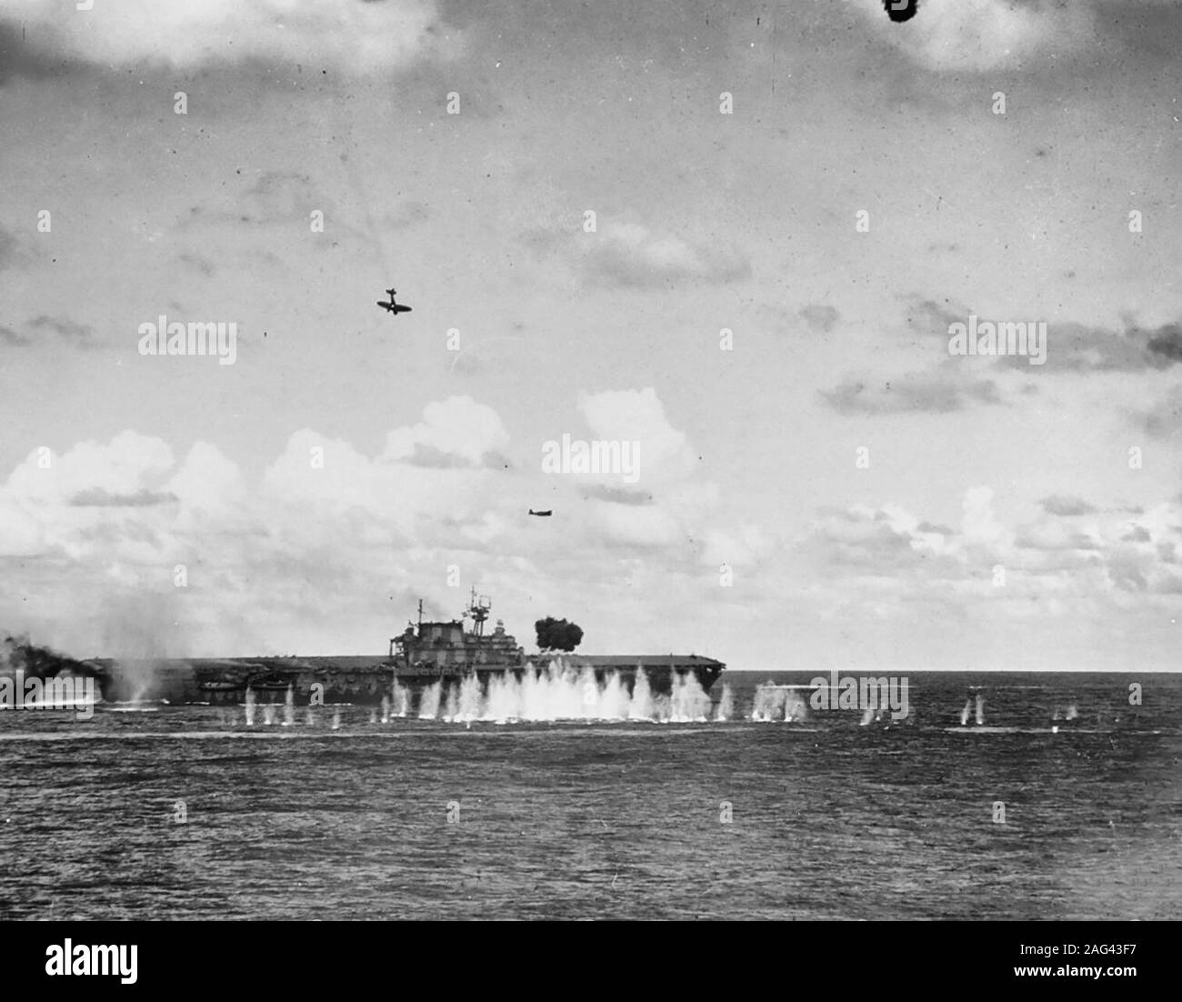 Schlacht von den Santa Cruz Inseln, Oktober 1942. Eine japanische Typ 99 an Bord Bomber (Alliierter codename Val) Wanderwege Rauch als es Tauchgänge in Richtung USS Hornet (CV-8), am Morgen des 26. Oktober 1942. Stockfoto