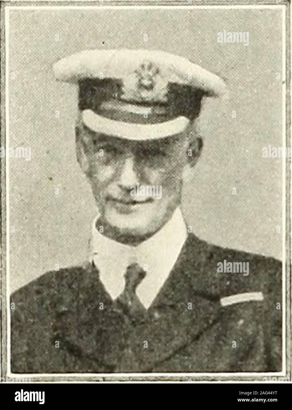 . Rolle des Service in den großen Krieg, 1914-1919. 27 IN MEMORIAM.. gerettet, aber er war so schwer verletzt, dass im Naval Hospital auf Malta die followingday hedied, 28. April 1916. MANSFIELD, CYRIL JAMES: Stellvertretender Surgeon-General, R.N. ; Sohn von EdwardMansfield; geboren High-nam, Gloucester, 19. Juni 1861; graduatedMB., 1883; M.D., 1896. Die mansfieldentered RoyalNavy als Chirurg, 20. August 1885, seinem andthroughout careerreceived ausgezeichnete re-Ports die fromall officersunder, wen Er serviert. Er hielt viele wichtige Beiträge, amongothers Senior Medical Officer, R.N. College, Osborne, 1905-09, ein Stockfoto