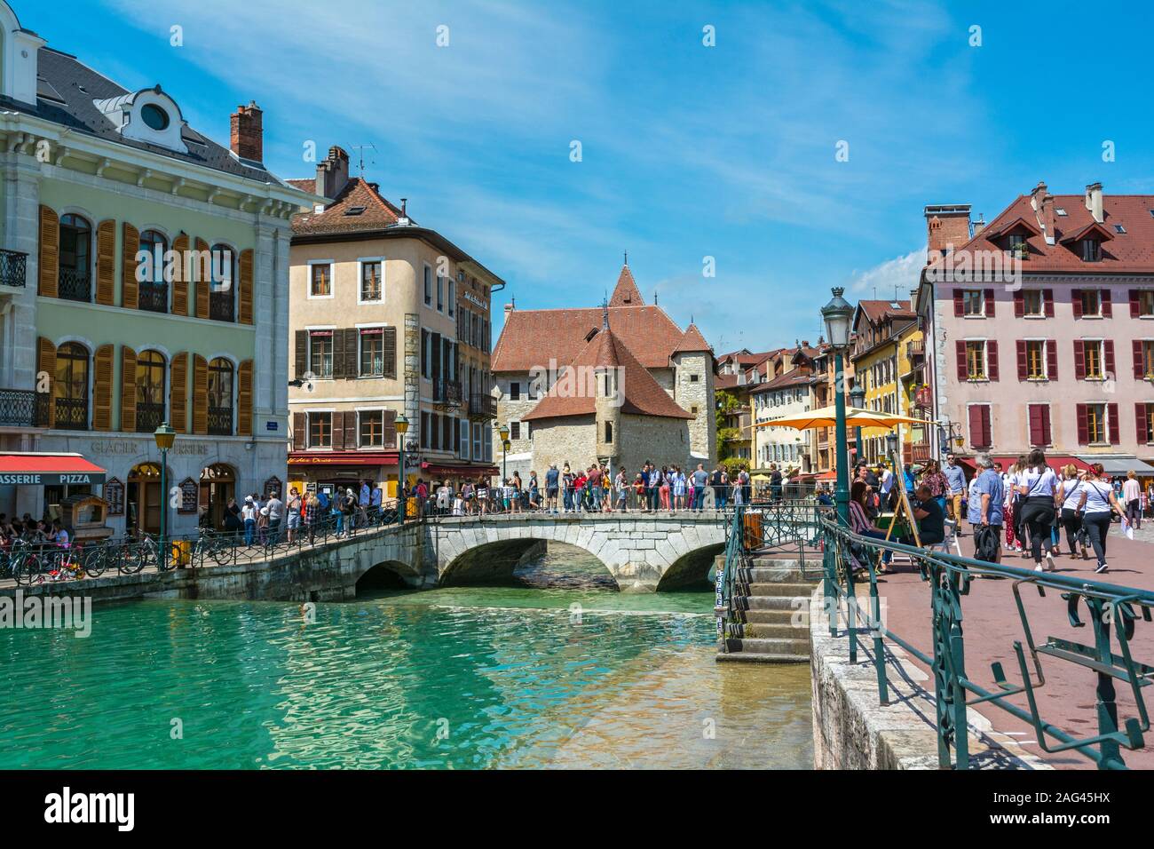 Frankreich, Haute-Savoie, Annecy, PL. St. Francois de Sales, Pont Perriere Brücke, Palais de L'Ile in der Mitte des Flusses Thiou Stockfoto