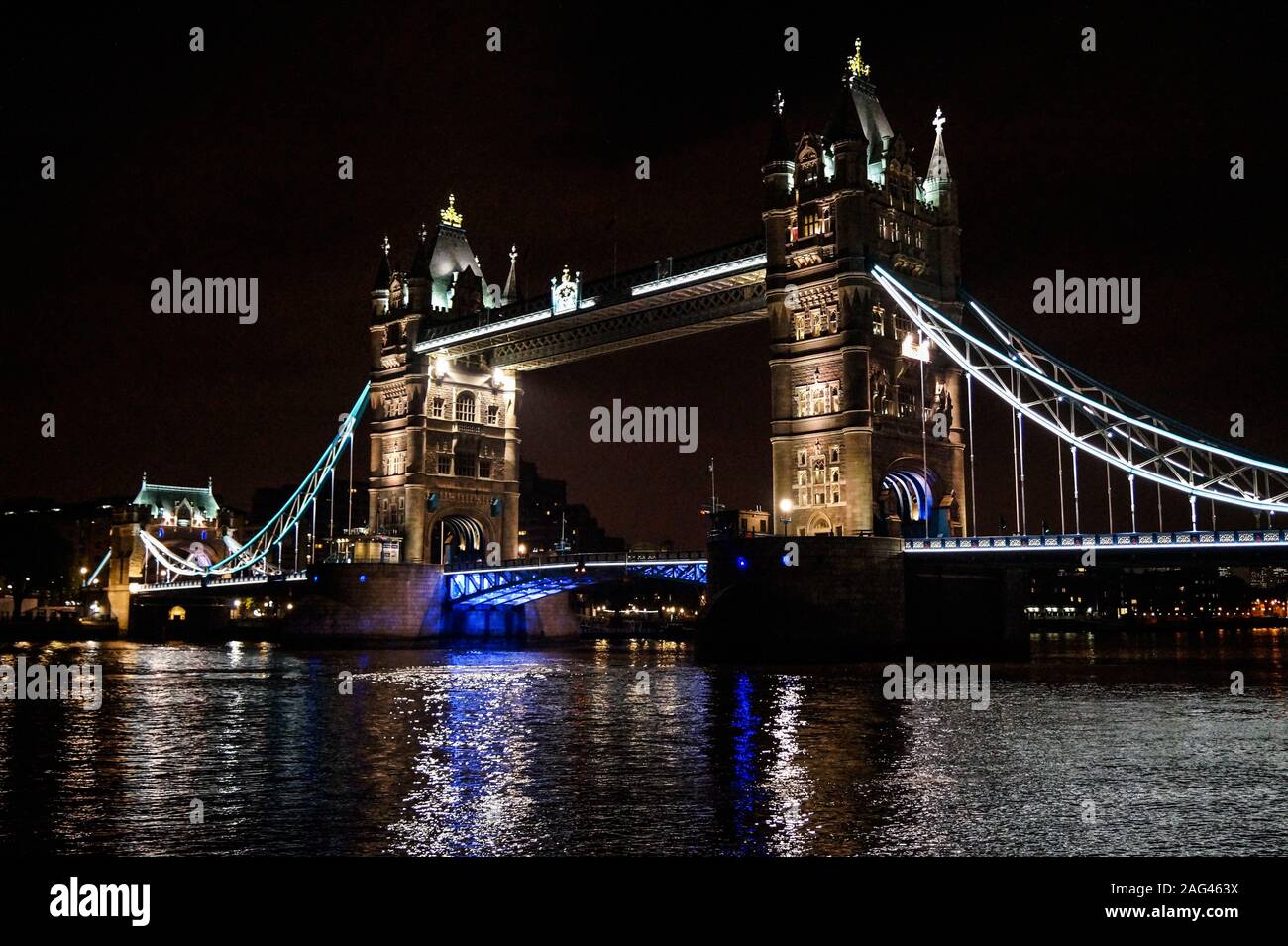 Schöne Aufnahme der beleuchteten Tower Bridge in London Nacht mit einem total schwarzen Hintergrund Stockfoto