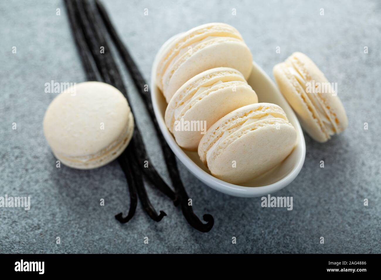 Vanille macarons in einer kleinen Schüssel Stockfoto