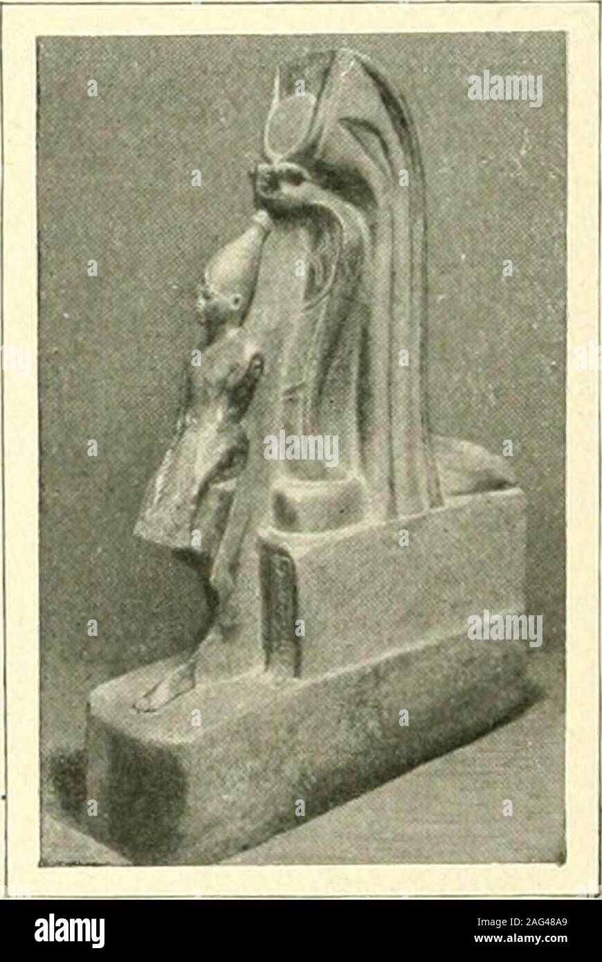 . Égypte. nes en bois de àbases Calcaire, étaient Les Salles de gardes: la Foule de courti-sans et des Officiers de la Couronne sy amassait et y prenait Posi-tion lordre hiérarchique, selon Les jours daudience. Une anti-chambre Modeste conduisait de là au Cabinet privé: les personnesadmises à la lhonneur présenceroyale apercevaient devant Elles, en-cadré Entre deux Colonnes de boispeint, Dais où le Pharaon daignaitsexposer à leurs anbelangt. Les nombreux étaient cabinetsde Bain: Trois dentreeux contiennent Encore les conduitesdeau et les Dalles de Pierre sur les-Quelles le baigneur saccro Stockfoto