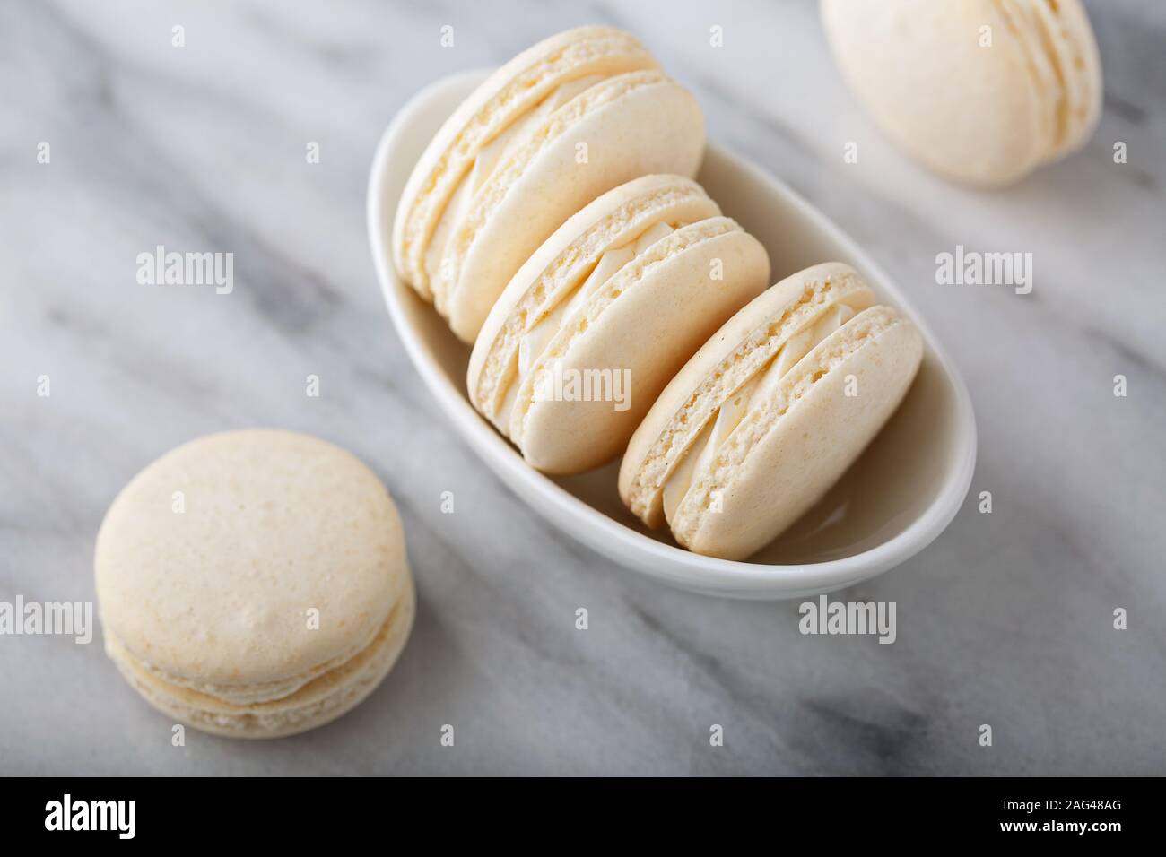 Vanille macarons in einer kleinen Schüssel Stockfoto