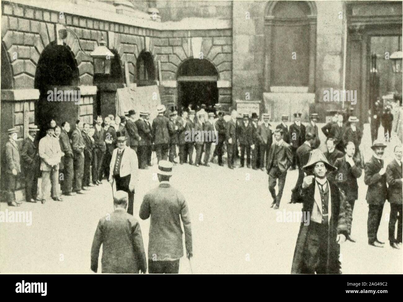 . Der Große Krieg. al die rasche Erschöpfung der reservebetween 29. Juli und 5. August, und diese Tendenz willappear umso überraschender, wenn man bedenkt, dass die Bank wasopen für Business nur drei Tage dieser sieben, nämlich, Donnerstag, Freitag und Samstag, 30. Juli bis 1. August stinclusive. Die wöchentlichen Aussagen der Bank von Englandare jeden Mittwoch nach Öffnungszeiten der Banken gezeichnet, die Grundlage, auf der die Direktoren der bankrate Für die anschließende Woche jeden Donnerstag Morgen bestimmen andfurnish. Nach Kamm der Welle der Befürchtung geführt hatte, die in der gesamten reservesteadily erhöht Stockfoto