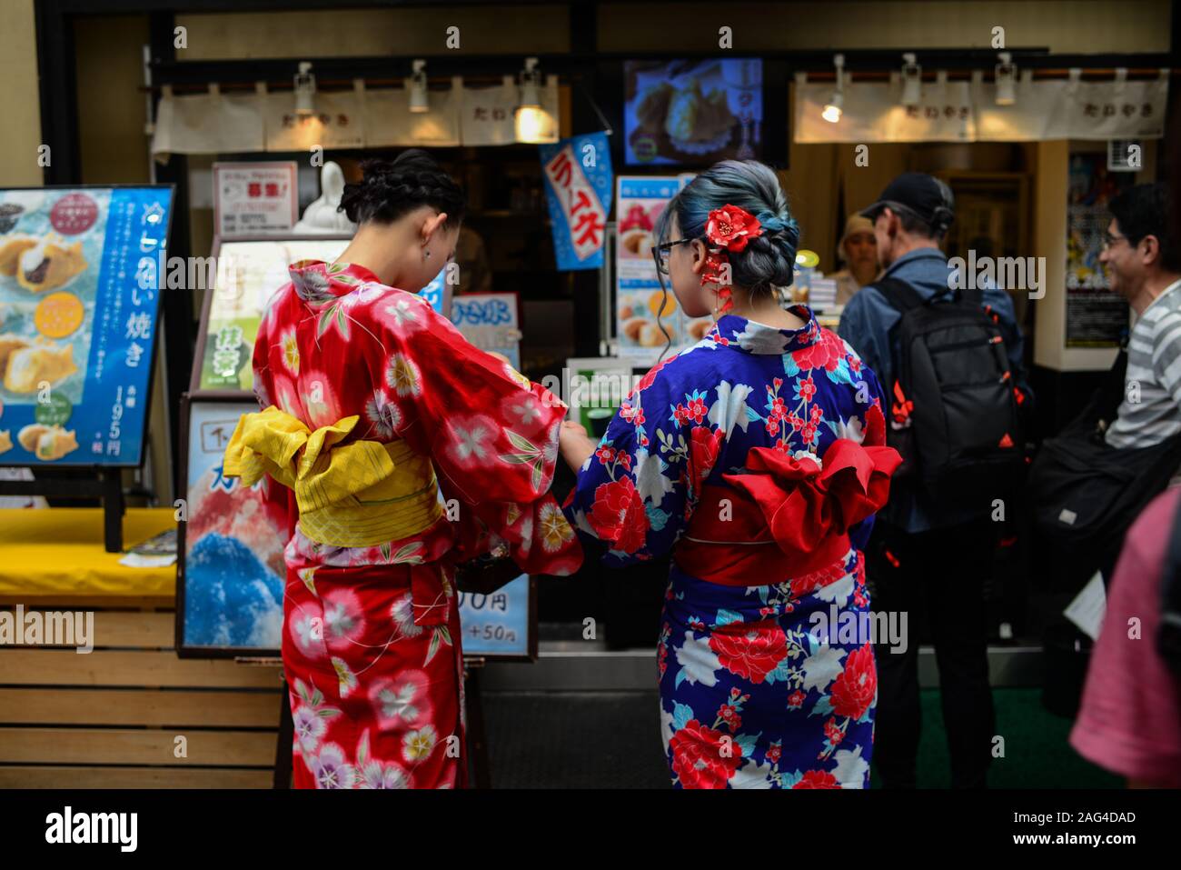 Zwei Frauen in traditionellen japanischen Kleidung, Tokio, Japan Stockfoto