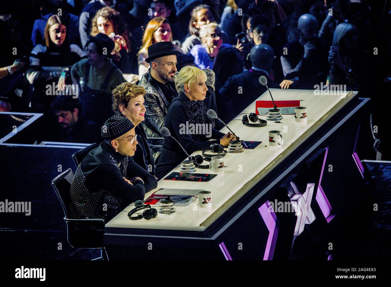 Mailand, Italien. 12 Dez, 2019. Die vier Richter der X-Faktor Italien 2019 an ihrem Tisch in der letzten Episode bei Mediolanum Forum. Sfera Ebbasta, Mara Maionchi, Malika Ayane, Samuel (Foto von Luigi Rizzo/Pacific Press) Quelle: Pacific Press Agency/Alamy leben Nachrichten Stockfoto