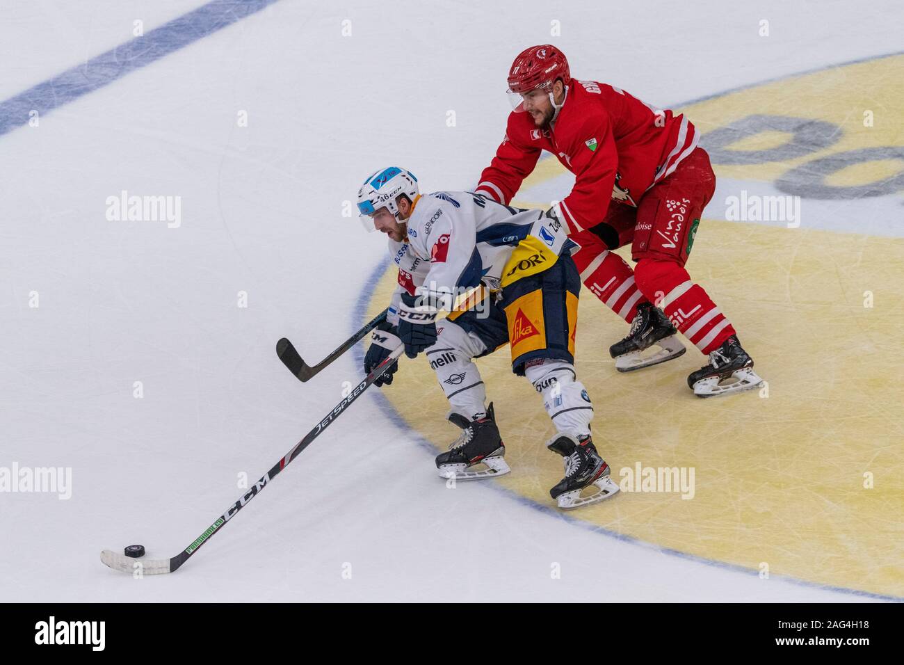 Lausanne, Schweiz. 12. Juli, 2019. Lino Martschini der EV Zug ist eine Aktion, die während einer Schweizer Liga Match mit Lausanne HC und Ev Zug. EV Zug gewinnt 3-0 (Foto von Eric Dubost/Pacific Press) Quelle: Pacific Press Agency/Alamy leben Nachrichten Stockfoto