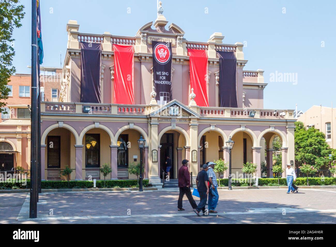 Sydney, Australien - 27. März 2013: Menschen zu Fuß Vergangenheit Paramatta Rathaus. Dies ist ein westlicher Vorort der Stadt. Stockfoto